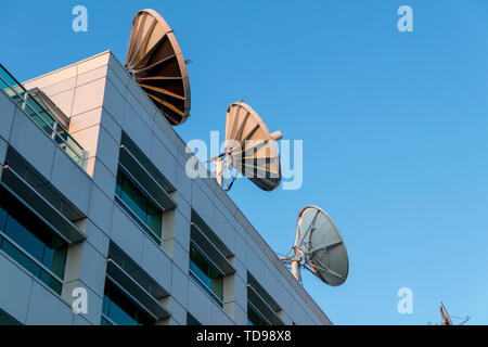 QSattelite Gerichte auf einem Gebäude Stockfoto