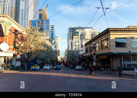 Seattle, Washington, USA / März 2019: Überqueren der Straße in der Innenstadt von Seattle, WA. Stockfoto