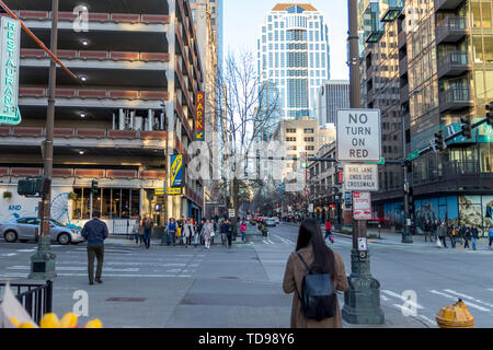 Seattle, Washington, USA / März 2019: eine Gruppe von Menschen über die Straße in der Innenstadt von Seattle, WA. Stockfoto