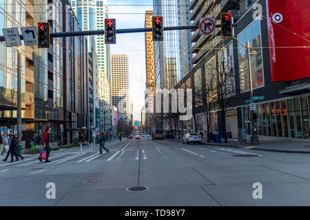 Seattle, Washington, USA / März 2019: Überqueren der Straße in der Innenstadt von Seattle, WA. Stockfoto