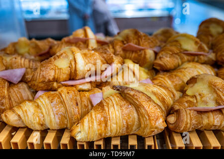 Croissant mit geschmolzenem Käse und Schinken verkauft bei der Konditorei. Stockfoto