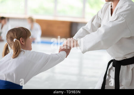 Mädchen mit pferdeschwänze. Nettes Mädchen mit pferdeschwänze Vorbereitung Sport Wettbewerb Aikido Stockfoto