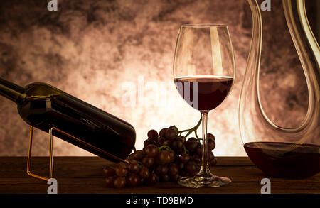 Lecker Rotwein und frischen Trauben. Stockfoto