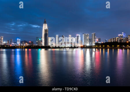 In der Nacht, Houhai Financial District, Shenzhen Stockfoto