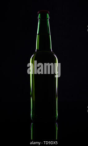 Grüne Bierflasche, auf schwarzem Hintergrund Stockfoto