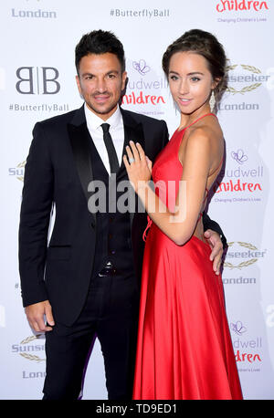 Peter Andre und Emily MacDonagh Teilnahme an der Butterfly Ball Nächstenliebegeldbeschaffers im Grosvenor House Hotel London statt. Stockfoto