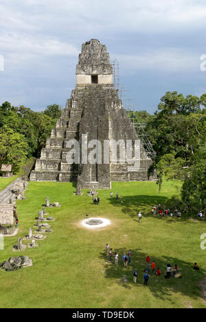 Touristen, die sich in der Grand Plaza vor Temple ich oder Tempel der Großen Jaguar, Maya Ruinen von Tikal, Guatemala, Mittelamerika Stockfoto