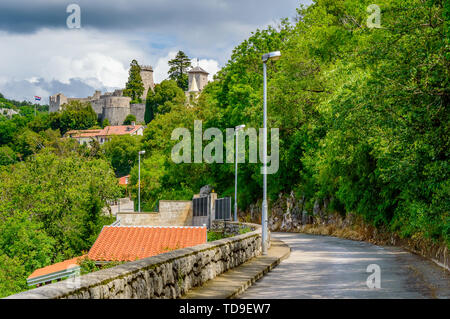 Rijeka, Kroatien: Weg nach Trsat Burg umgeben von grünen Bäumen, Stockfoto