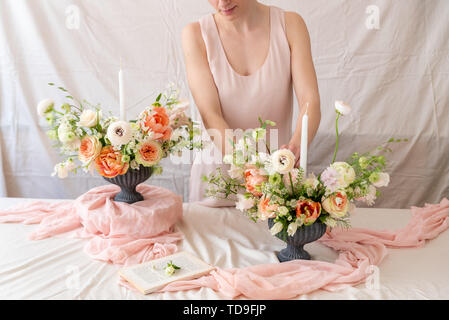 Frau Hände berühren einen Blumenstrauß. Stockfoto
