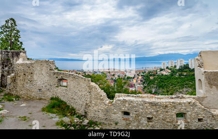 Rijeka, Kroatien: Panoramablick von Trsat Burg über der Stadt und Marine Stockfoto