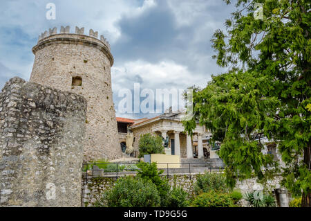 Rijeka, Kroatien: Trsat Burg umgeben von grünen Bäumen. Stockfoto