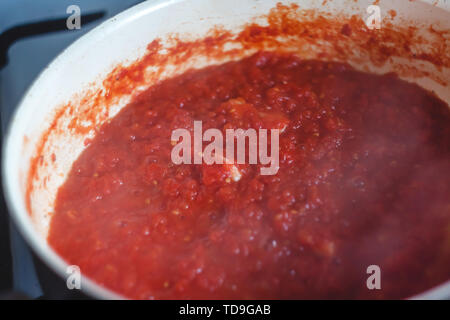 Der Prozess des Kochens Tomatensauce marinara Sauce in einen Topf geben. Stockfoto