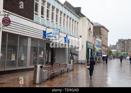 An einem regnerischen Tag auf Kirkcaldy High Street Fife Schottland Stockfoto