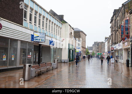 An einem regnerischen Tag auf Kirkcaldy High Street Fife Schottland Stockfoto