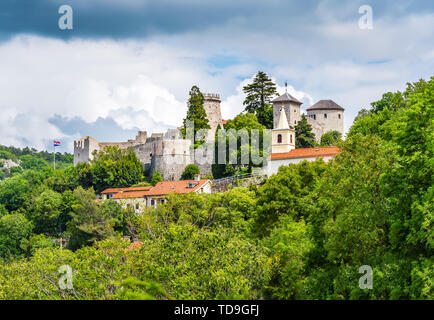 Rijeka, Kroatien: Trsat Burg umgeben von grünen Bäumen. Stockfoto