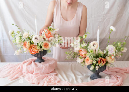Frau Hände berühren einen Blumenstrauß. Stockfoto