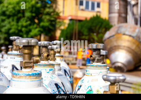 Verwendet alte gas schweißen Tanks, zum Schneiden von Schrott mit Taschenlampe auf Schrottplatz. Stockfoto