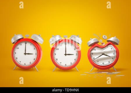 3D-Rendering aus drei roten Alarm Clocks in Reihe stehen, einer von ihnen verbogen werden, auf gelben Farbverlauf Hintergrund. Stockfoto