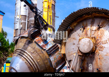 Blick auf Maschine, Lader Manipulator mit hydraulischer grappling Kralle bis sammelt, Verschieben von alten Stahl, Schrott. Stockfoto