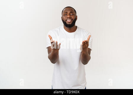 Überrascht junge dunkelhäutige African American man Student an der Kamera starrte mit schockierten Blick. Stockfoto