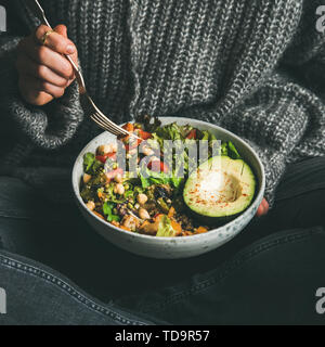 Frau das Essen von frischem Salat, Avocado, Bohnen und Gemüse, Quadrat Erntegut Stockfoto