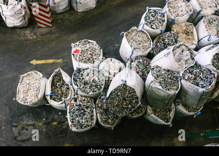 Beutel mit recyceltem Kunststoff auf einen Abfall Sortieranlage. Trennen Müll einsammeln und sortieren. Wiederverwertung und Recycling von Kunststoffen Stockfoto