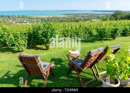 Tisch und Stühlen über den Balaton auf dem Hügel romantisches Date, Picknick, Essen auf die Natur. Csopak Weinprobe Stockfoto