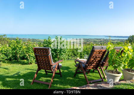 Tisch und Stühlen über den Balaton auf dem Hügel romantisches Date, Picknick, Essen auf die Natur. Csopak Weinprobe Stockfoto