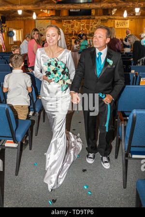 Neu verheiratete Paare zu Fuß Gang; Hochzeit; Kongress Kirche; Buena Vista; Colorado; USA Stockfoto