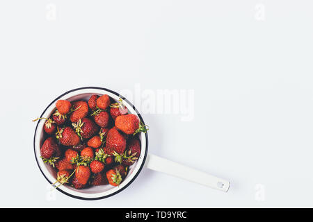 Frische rote Erdbeeren im Vintage emaillierte Metall Sieb auf weißem Hintergrund mit kopieren. Stockfoto