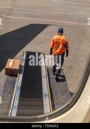 Atlanta, Georgia - Southwest Airlines baggage Handler am internationalen Flughafen Hartsfield-Jackson Atlanta. Stockfoto