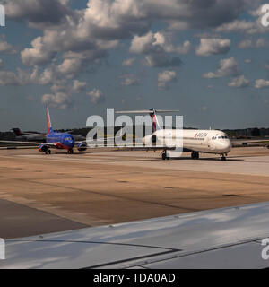 Atlanta, Georgia - Delta Airlines und Southwest Airlines Jets auf dem Boden am internationalen Flughafen Hartsfield-Jackson Atlanta. Stockfoto