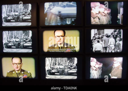 13. Dezember 1981 General Wojciech Jaruzelski TV Rede kündigte die Einführung des Kriegsrechts in Polen als Teil der Ausstellung in der Europejskie Cen Stockfoto