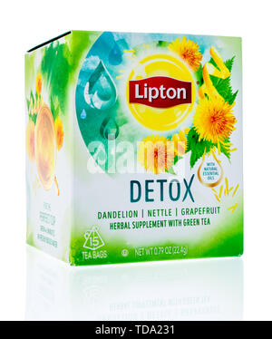 Winneconne, WI - 11. Mai 2019: ein Paket von Lipton detox Tee auf einem isolierten Hintergrund Stockfoto