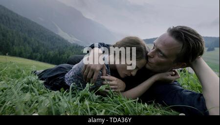 Erscheinungsdatum: Januar 17, 2020 TITEL: ein verborgenes Leben STUDIO: Fox Searchlight Regie: Terrence Malick PLOT: Die österreichische St. Franz Jagerstatter, Kriegsdienstverweigerer, sich weigert, für die Nazis im Zweiten Weltkrieg zu kämpfen In den Hauptrollen: MARIA SIMON als Valerie Pachner, August Diehl als Franz JŠgerstatter. (Bild: © Fox Searchlight/Entertainment Bilder) Stockfoto