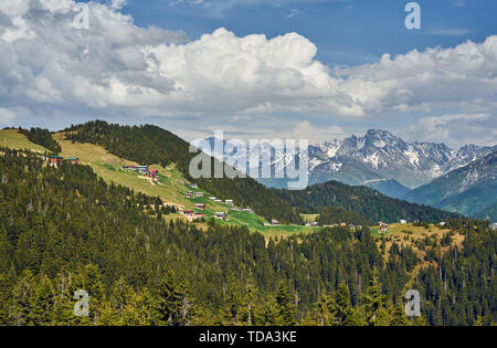 Landschaft des Pokut Plateaus mit verschneiten Bergen, Wolken und grüner Natur. Vom Sal-Plateau, den Kackar-Bergen, Rize, der Nordosttürkei Stockfoto