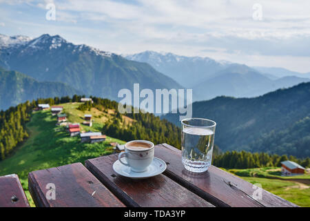 Trinken türkischen Kaffee und traditionelle Holzhäuser von Pokut Plateau. Foto wurde Rize, Karadeniz Region der Türkei genommen Stockfoto