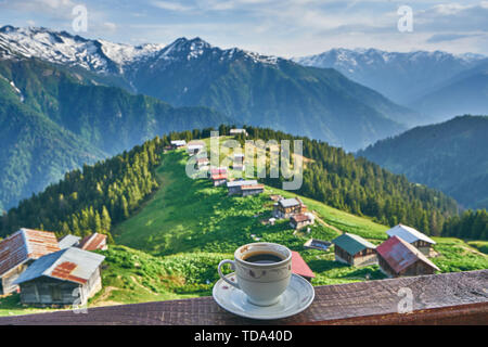 Trinken türkischen Kaffee und traditionelle Holzhäuser von Pokut Plateau. Foto wurde Rize, Karadeniz Region der Türkei genommen Stockfoto