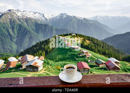 Trinken türkischen Kaffee und traditionelle Holzhäuser von Pokut Plateau. Foto wurde Rize, Karadeniz Region der Türkei genommen Stockfoto