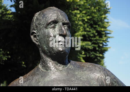 Monza, Italien - 13. Juni, 2019: Statue des argentinischen Rennfahrer Juan Manuel Fangio im Autodromo Nazionale Monza, eine Rennstrecke in der Nähe der entfernt Stockfoto