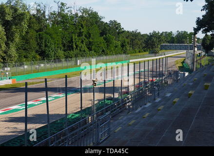 MONZA, Italien - 13. Juni 2019: Das Autodromo Nazionale di Monza, Ascari Varianten. Anschluss in der Nähe der Stadt Monza entfernt, nördlich von Mailand in Italien. Stockfoto