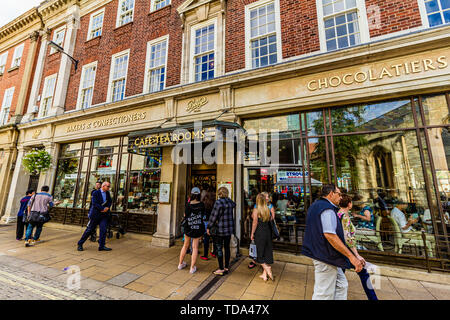 Betty's Cafe Kaffee Zimmer auf St. Helen's Square, York, UK. August 2018. Stockfoto