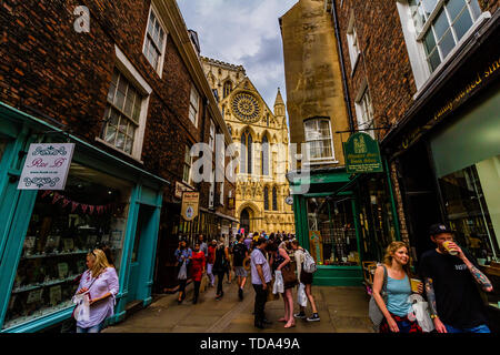 Käufer und Touristen auf Stonegate, einem berühmten Fußgängerstraße in der Nähe von York Minster entfernt und in der Nähe der Scherben. York, Yorkshire, Großbritannien. August 2018. Stockfoto