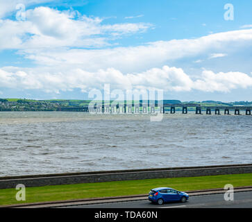 Dundee Esplanade, Firth von Tay, und der Tay Rail Bridge, Dundee, Schottland, Großbritannien Stockfoto