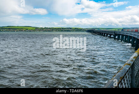 LNER-Zug über die Tay-Eisenbahnbrücke, Firth of Tay, Dundee, Schottland, Großbritannien Stockfoto