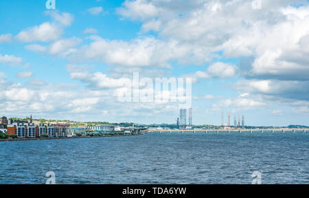 Anzeigen von Dundee und Tay Brücke von Firth von Tay an einem sonnigen Tag, Dundee, Schottland, Großbritannien Stockfoto