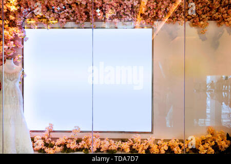 Leere Plakatwand in Shop Display Fenster Stockfoto