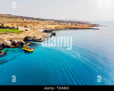 Die Blaue Lagune auf Zypern Insel tropische Meer Strand Cavo Greco am Morgen. Naturstein rock Liebe Brücke Stockfoto