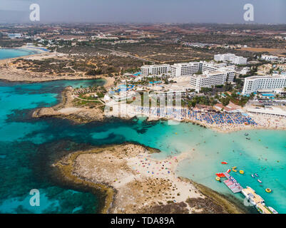 Blick von oben auf die Stadt Zyperns und dem Stadtzentrum von Ayia Napa entfernt. Mit Blick auf das Resort im mediterranen Küstenstadt. Touristische Stadt. Nissi Beach. Stockfoto