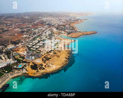 Blick von oben auf die Stadt Zyperns und dem Stadtzentrum von Ayia Napa entfernt. Mit Blick auf das Resort im mediterranen Küstenstadt. Stockfoto